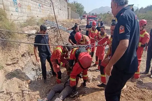 نجات معجزه‌آسای جوان سقوط‌کرده در چاه ۱۲ متری 