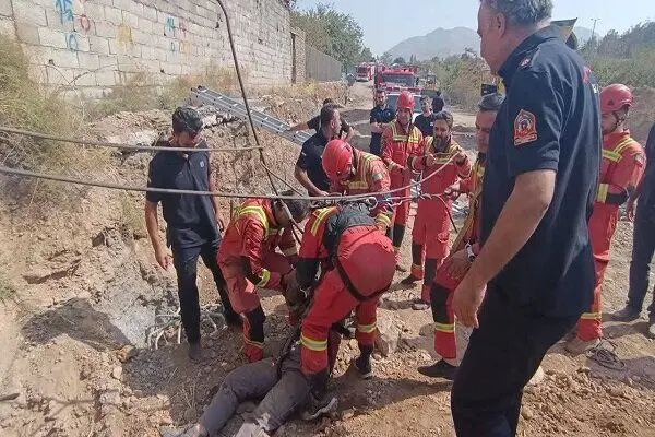 نجات معجزه‌آسای جوان سقوط‌کرده در چاه ۱۲ متری 