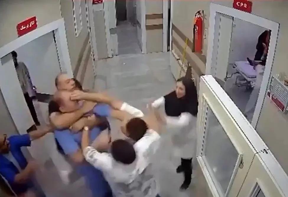 حمله دسته‌جمعی‌ همراهان بیمار به یک پزشک در شهریار!