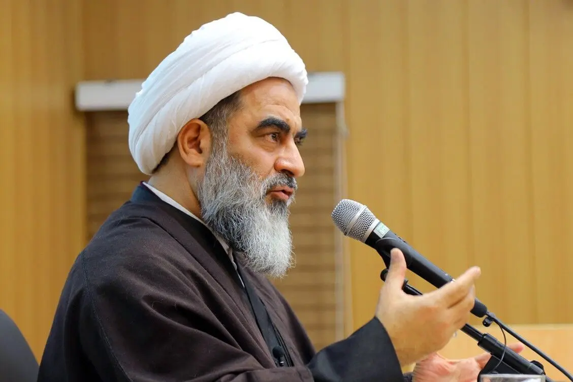 فاضل لنکرانی: وقتی اسلام در خطر است ما نباید به آن آقایی که به میدان آمده بگوییم نماز می‌خوانی یا نه؟ 