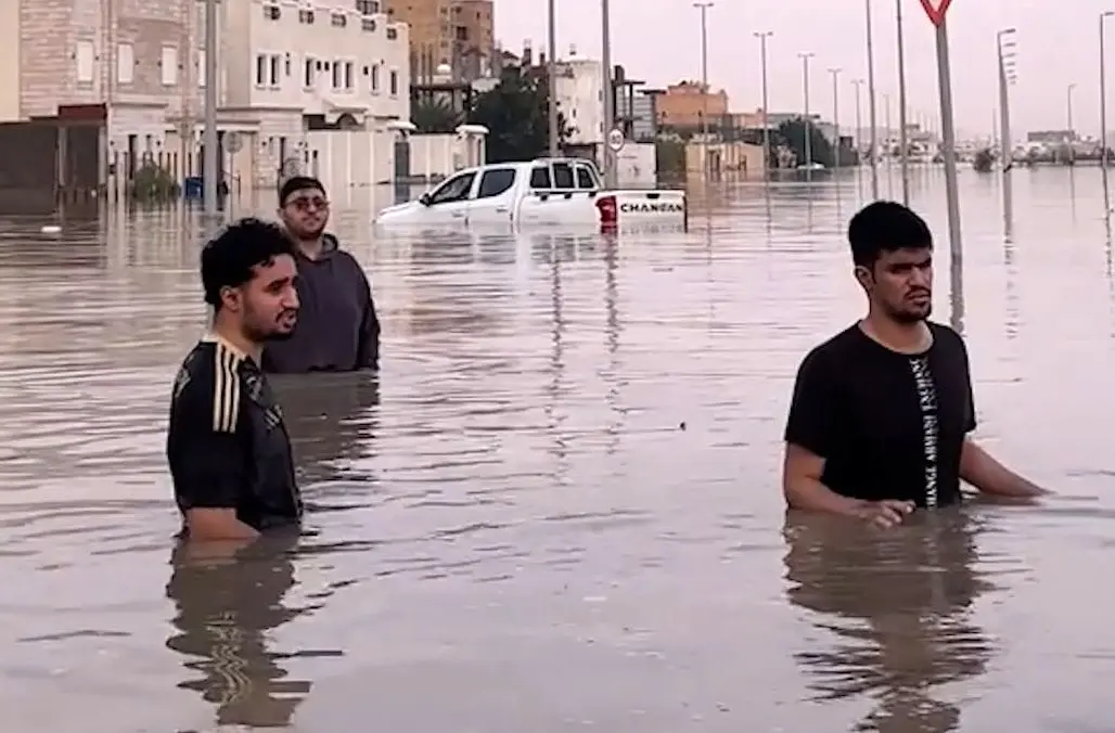 بارش شدید باران در جده؛ خیابان‌ها به دریاچه تبدیل شد
