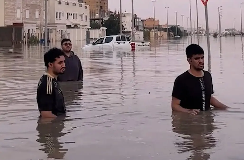 بارش شدید باران در جده؛ خیابان‌ها به دریاچه تبدیل شد
