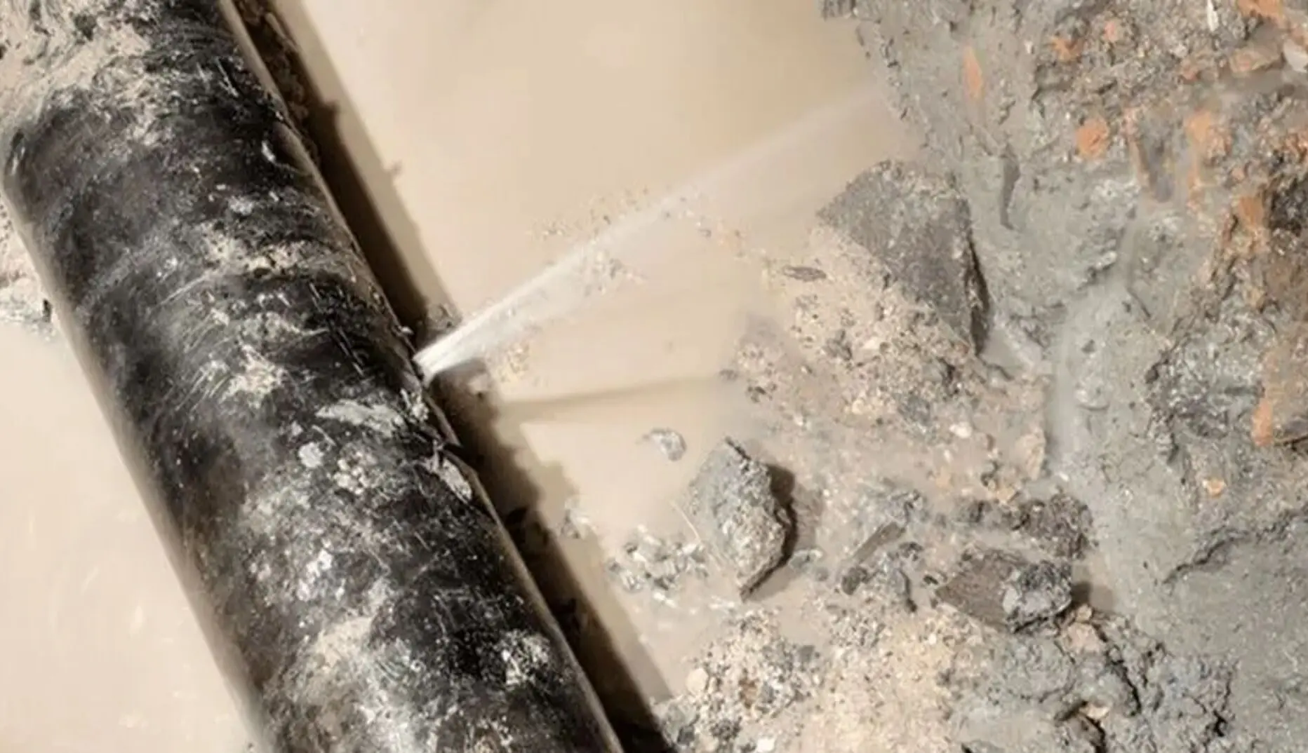 جزئیات شکستگی لوله آب در اطراف میدان قدس