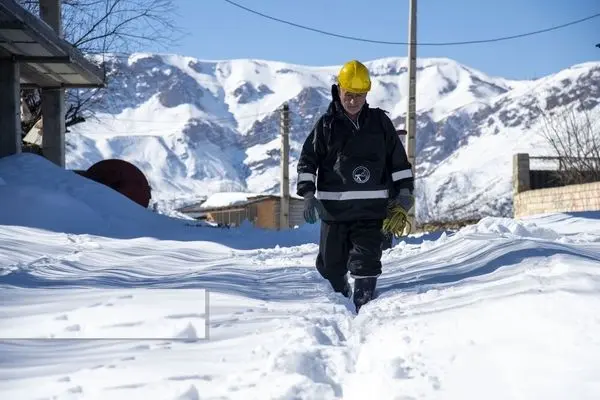 تصاویر؛ فعالیت سیم‌بانان در ارتفاعات برفی بابل