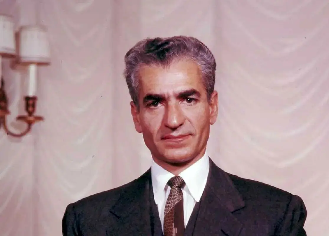 «محمدرضا پهلوی» پس از جدایی از ثریا در حال تماشای آلبوم عکس؛ سال 1337 