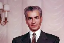 «محمدرضا پهلوی» پس از جدایی از ثریا در حال تماشای آلبوم عکس؛ سال 1337 