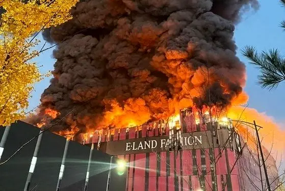 آتش‌سوزی گسترده در انباری در کره جنوبی
