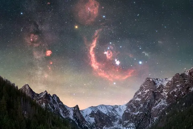 عکس روز ناسا از آسمان شب شکارچی در کوه‌های یخ‌زده