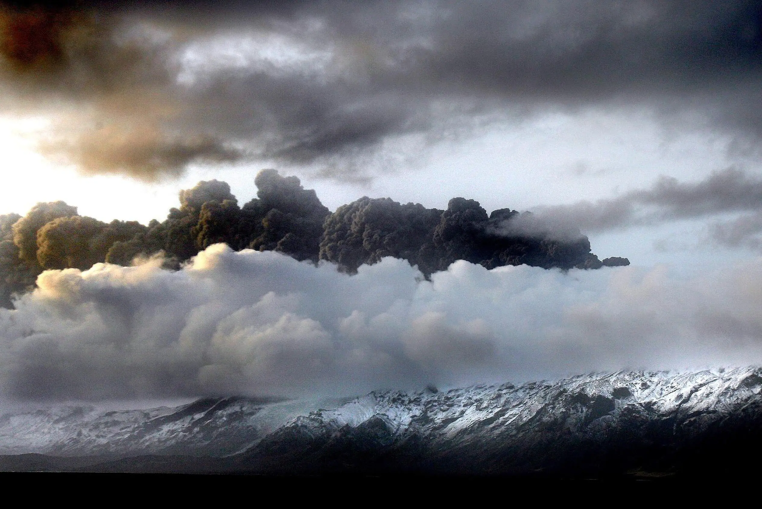 اطلاعیه مهم هلال احمر درباره آلودگی ناشی از بمباران مراکز نفتی تهران 