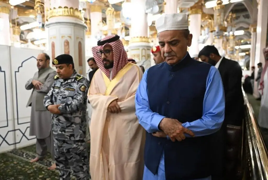شهباز شریف در مسجد النبی نماز خواند