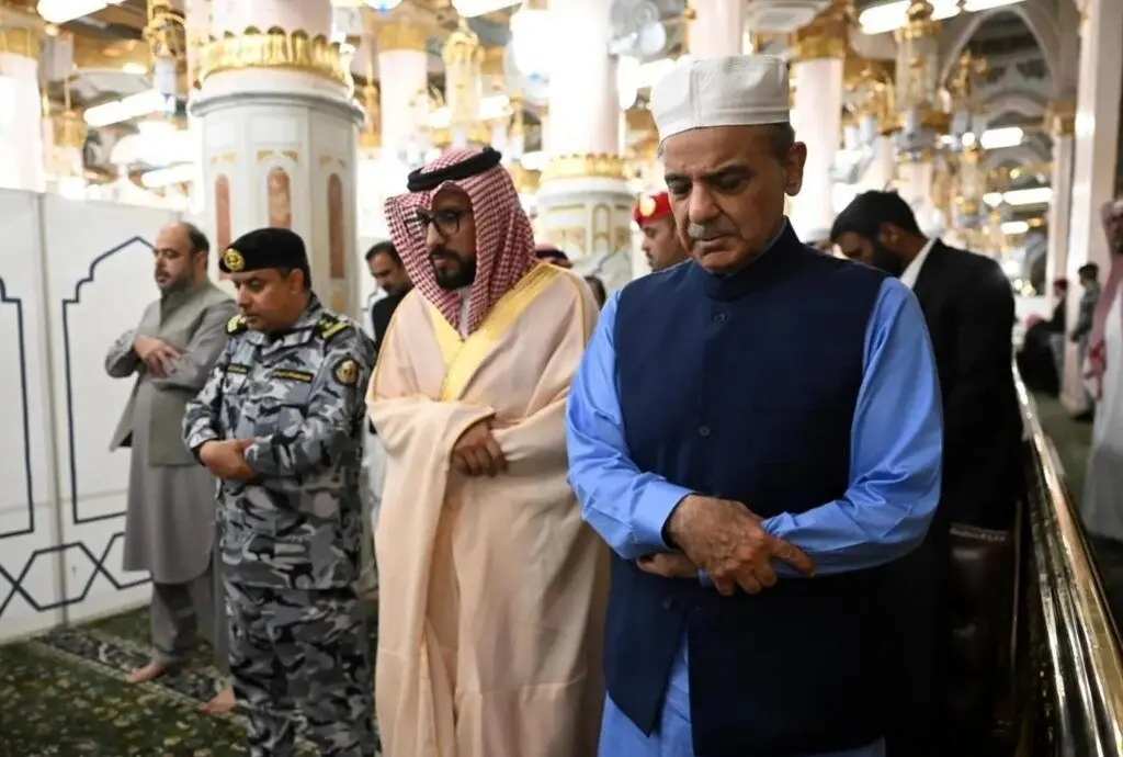 شهباز شریف در مسجد النبی نماز خواند