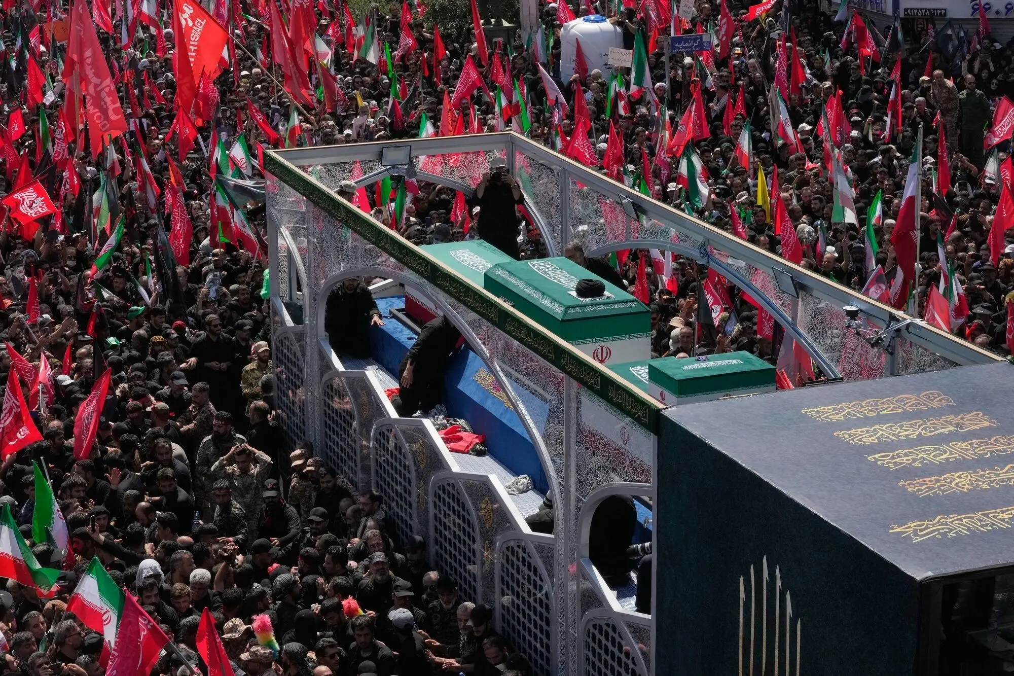 ویدئو؛ پیکر رهبر شهید در راه نجف