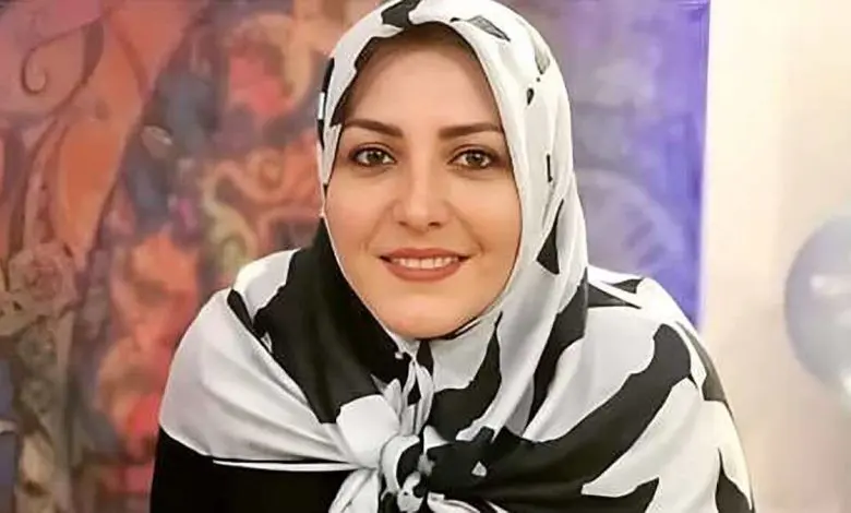  ژست خندان المیرا شریفی‌مقدم در کنار یک شتر 