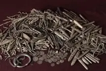 «بزرگ‌ترین غافلگیری زندگی‌ام»: صاحب‌خانه‌ای بزرگ‌ترین گنجینه نقره را در حیاط پشتی خود کشف کرد