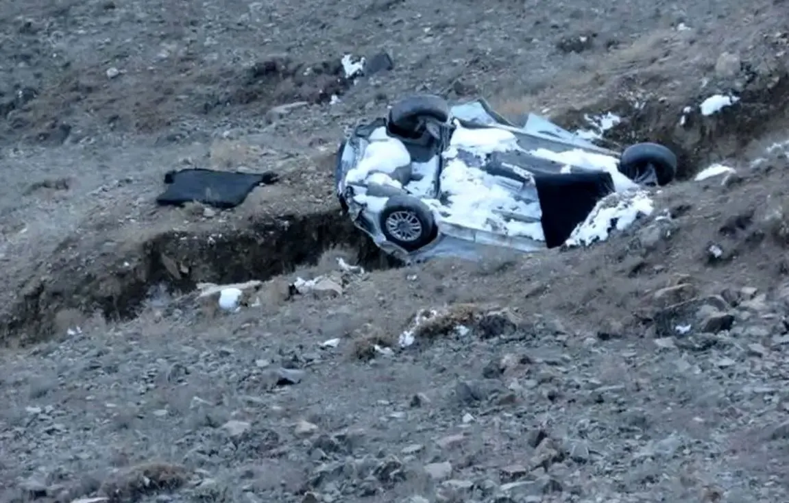 لحظه سقوط خودروی دنا به دره‌ای در جاده چالوس/ 3 نفر جان باختند

