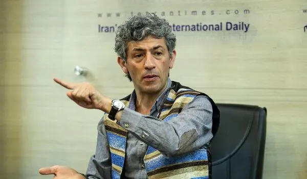 سیروس همتی در کنار همسر و دوقولوهایش  