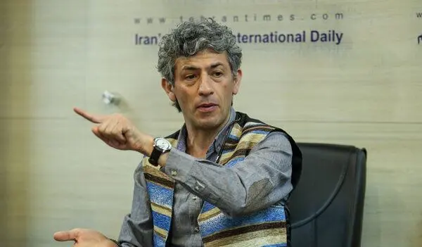 سیروس همتی در کنار همسر و دوقولوهایش  