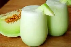 شیک موز و طالبی؛ نوشیدنی خنک و خوشمزه مخصوص روزهای تابستان 

