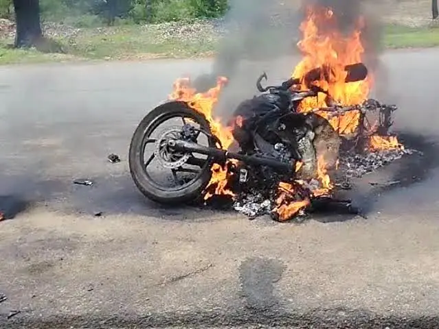 آتش‌سوزی عمدی یک موتورسیکلت در پمپ‌ بنزین 