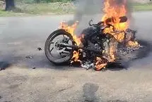 آتش‌سوزی عمدی یک موتورسیکلت در پمپ‌ بنزین 