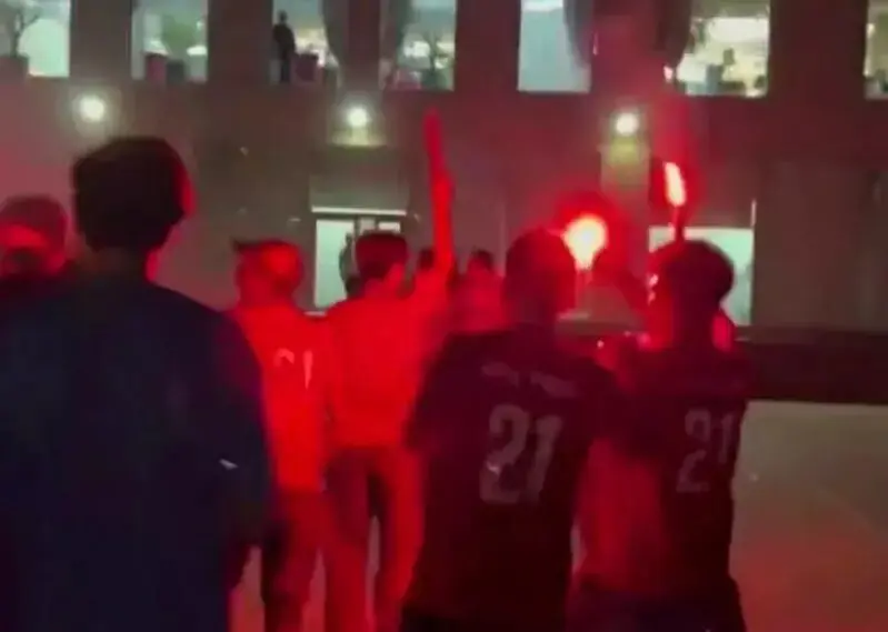 جنجال هواداران تراکتور مقابل هتل پرسپولیس!

