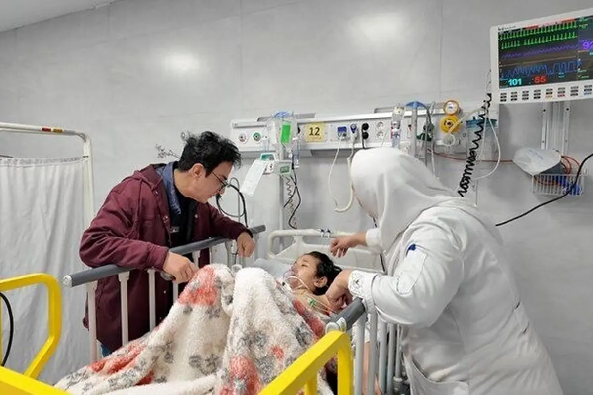 عیادت عموپورنگ از کودکان مجروح در جنگ