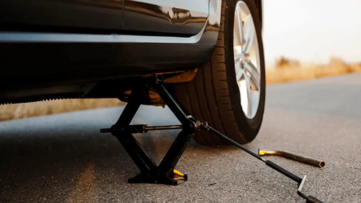 ببینید؛ روش عجیب باز کردن چرخ خودرو