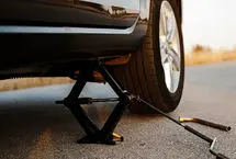 ببینید؛ روش عجیب باز کردن چرخ خودرو