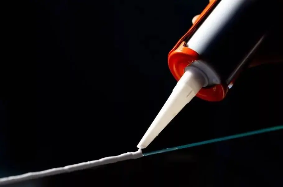 ساخت چسب قدرتمندی از روغن سوخته که می‌تواند خودرو بکسل کند