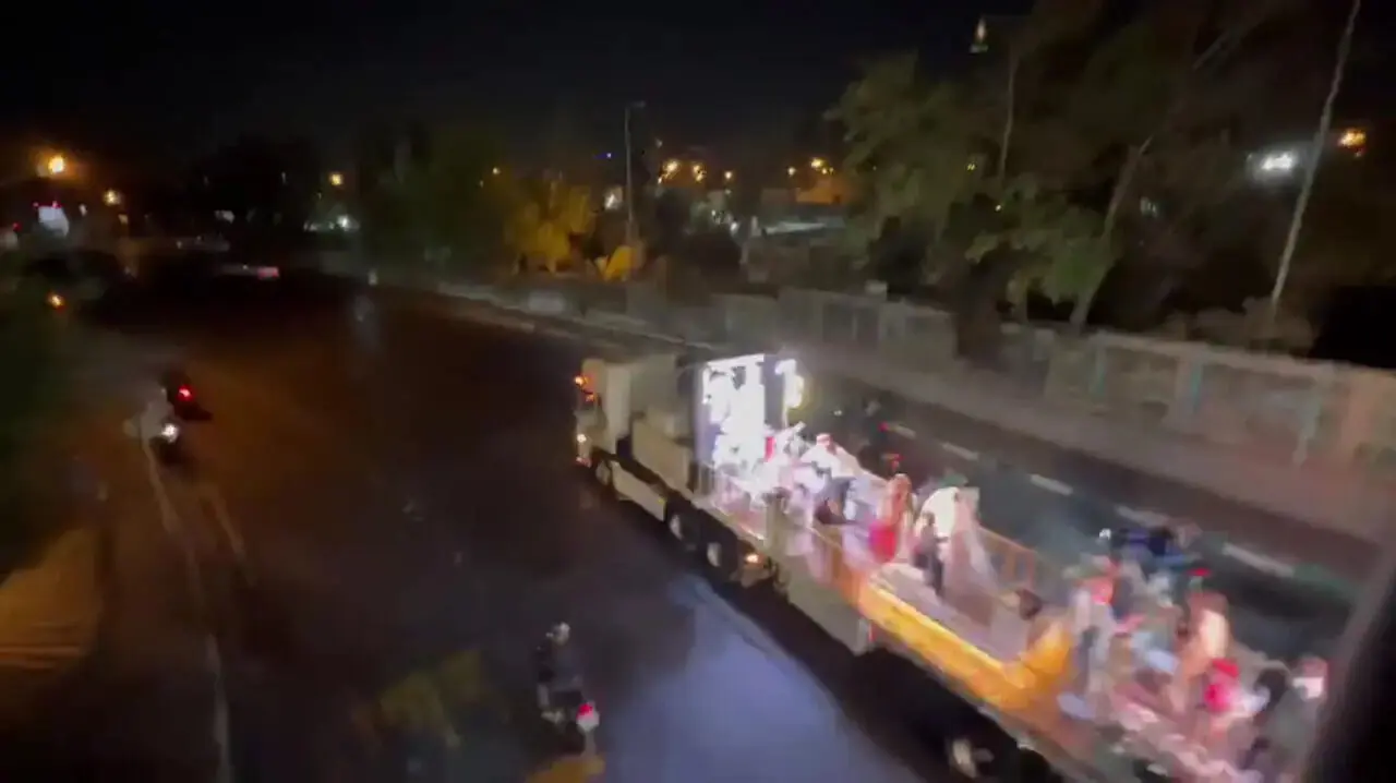 ویدئویی عجیب از برگزاری عروسی پشت تریلی در تهران!