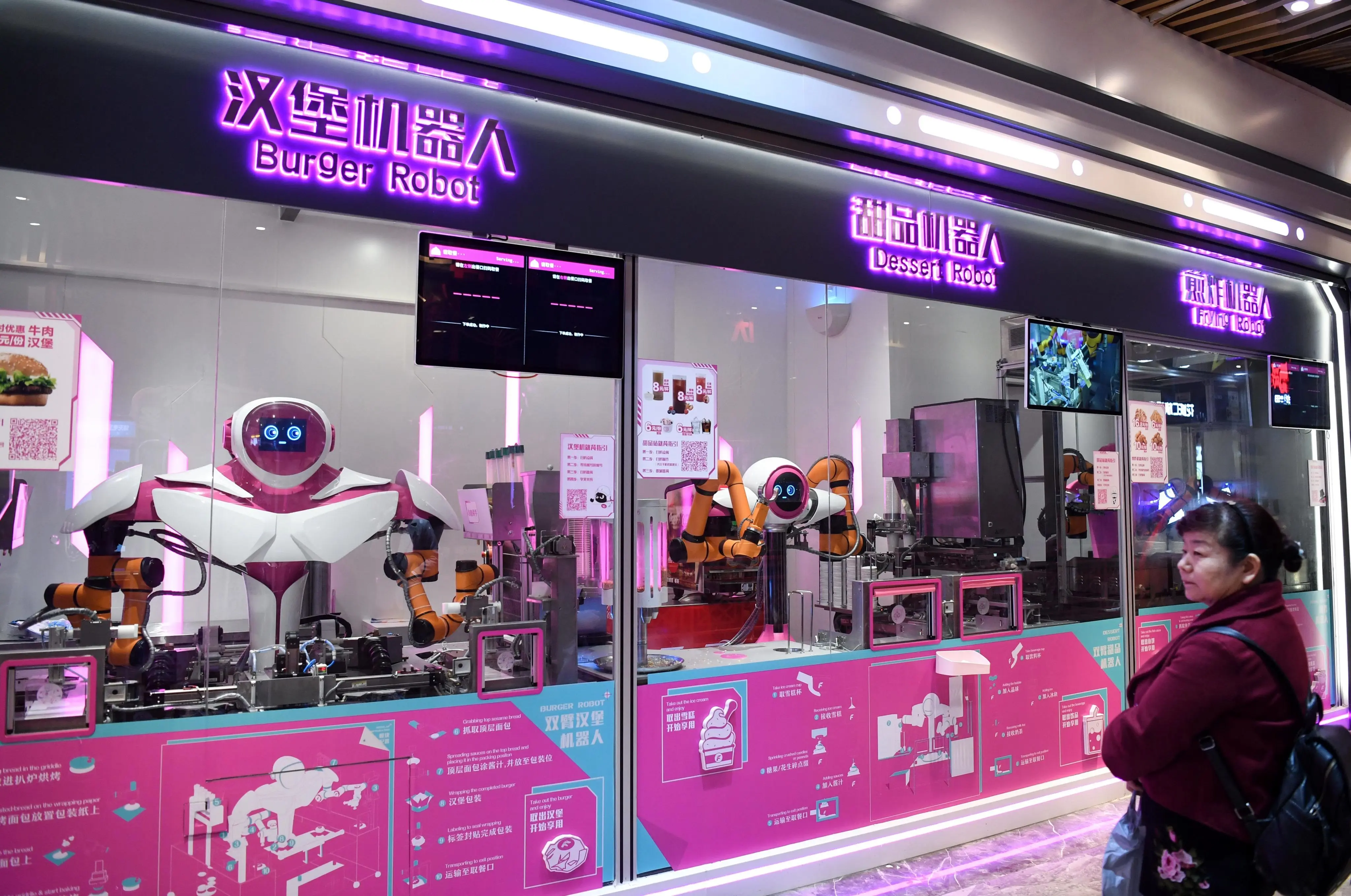 افتتاح رستوران کاملاً هوشمند با بیش از ۱۰ ربات آشپز در چین