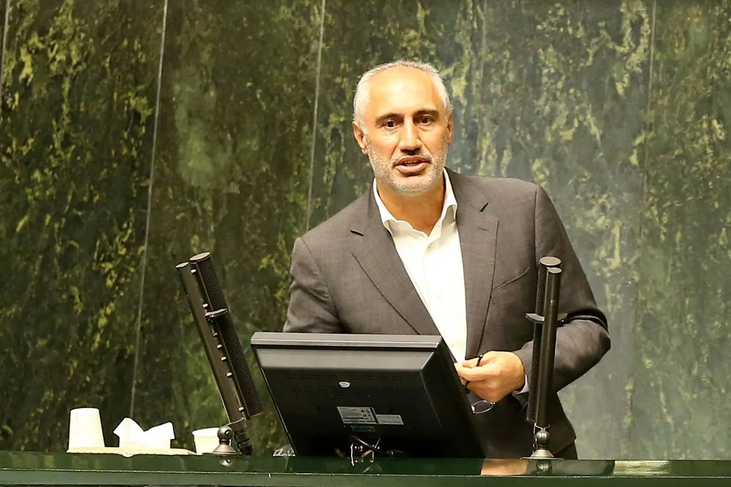 رئیس سازمان برنامه و بودجه: ۶ میلیارد دلار بنزین وارد می‌کنیم/ این پول از نان، دارو و بنیه دفاعی مردم کم می‌شود
