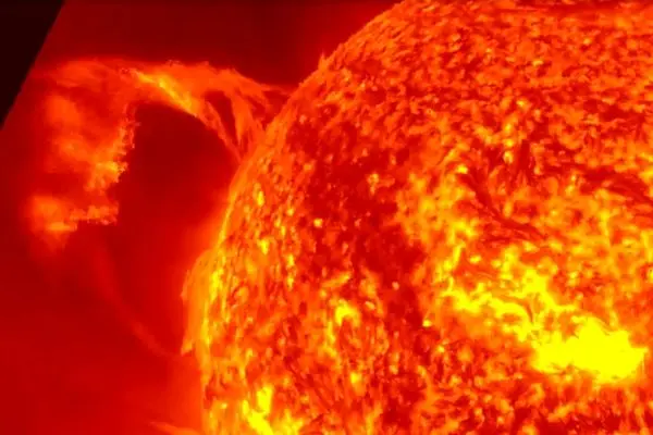 ببینید؛ لحظه جدایی یکی از بزرگ‌ترین رشته‌های پلاسما خورشیدی
