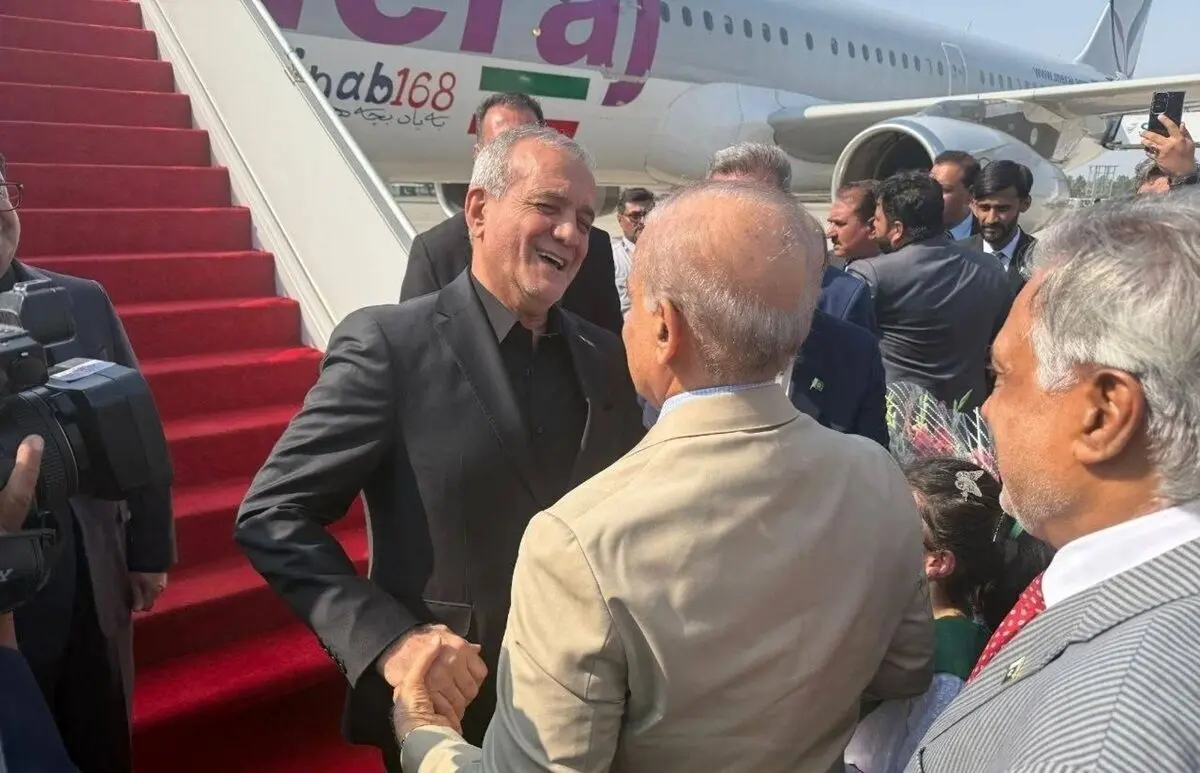استقبال مسئولان پاکستانی از پزشکیان در بدو ورود به اسلام‌آباد