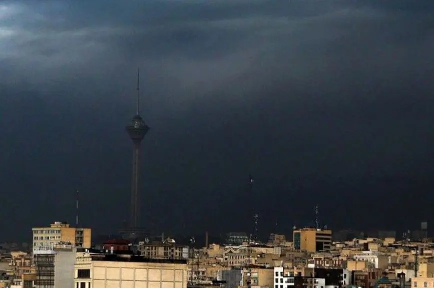 گزارش میدانی از شبی که انبارهای نفت تهران هدف حمله موشکی قرار گرفت
