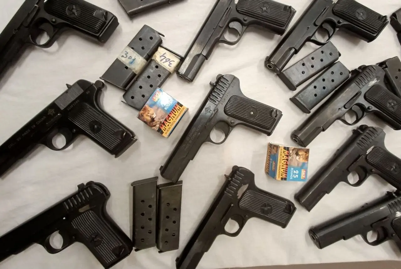 کشف ۱۵ قبضه اسلحه از چمدان دو مسافر اتوبوس