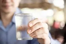  هشدار کیهان به جوانان: آب یخ نخورید، می‌میرید!/ با این اوضاع اقتصادی اطرافیان را به دردسر نیندازیم!