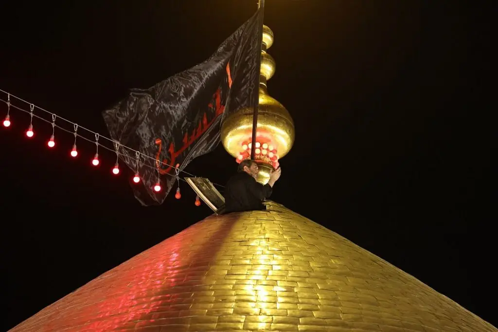 پرچم گنبد حرم مطهر امام حسین (ع) تعویض شد