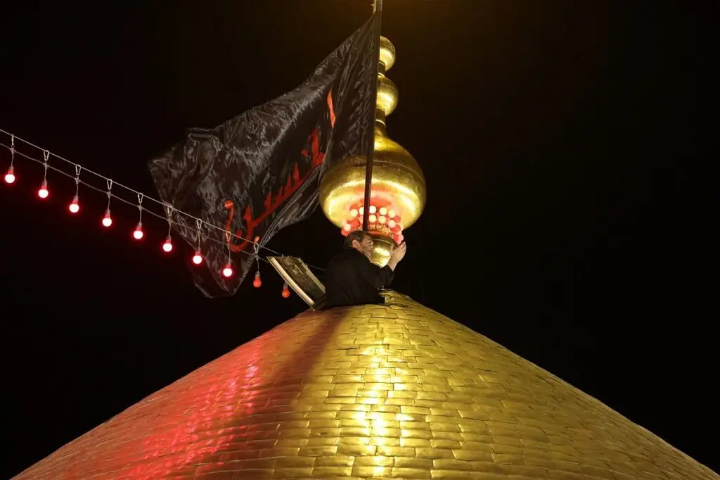 پرچم گنبد حرم مطهر امام حسین (ع) تعویض شد