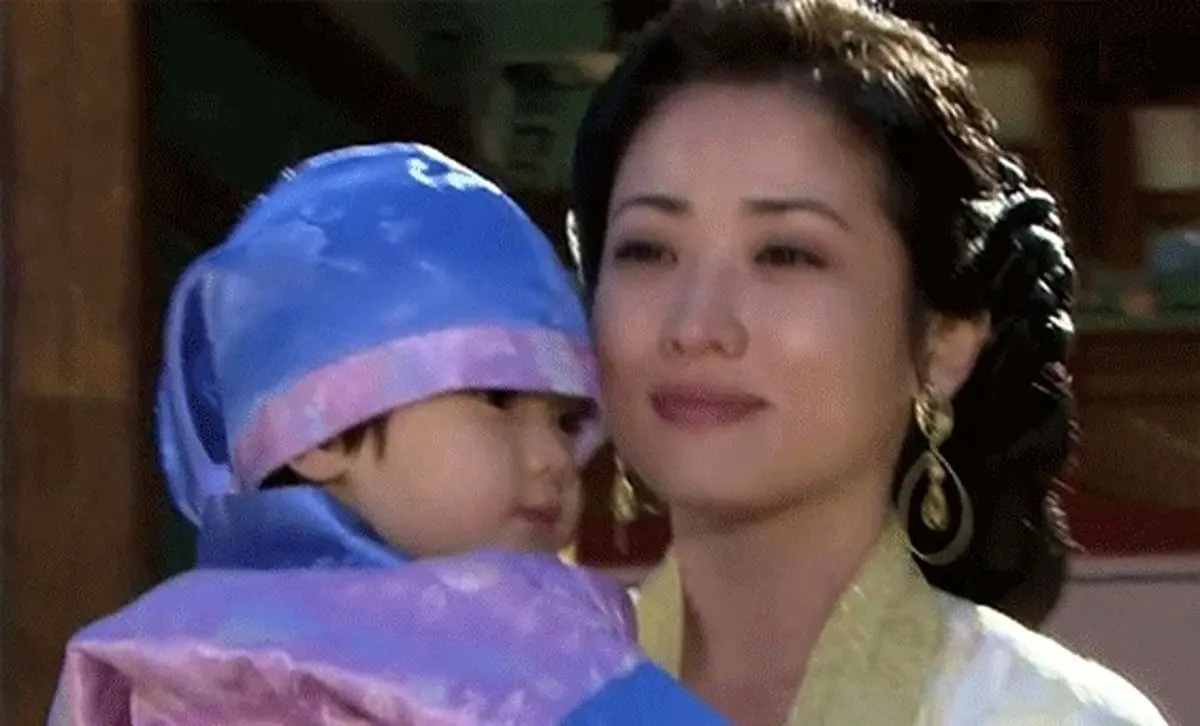 «بانو یئون» (امپراتور بادها) در حال «ترشی انداختن» به همراه «تسو» (سریال جومونگ)