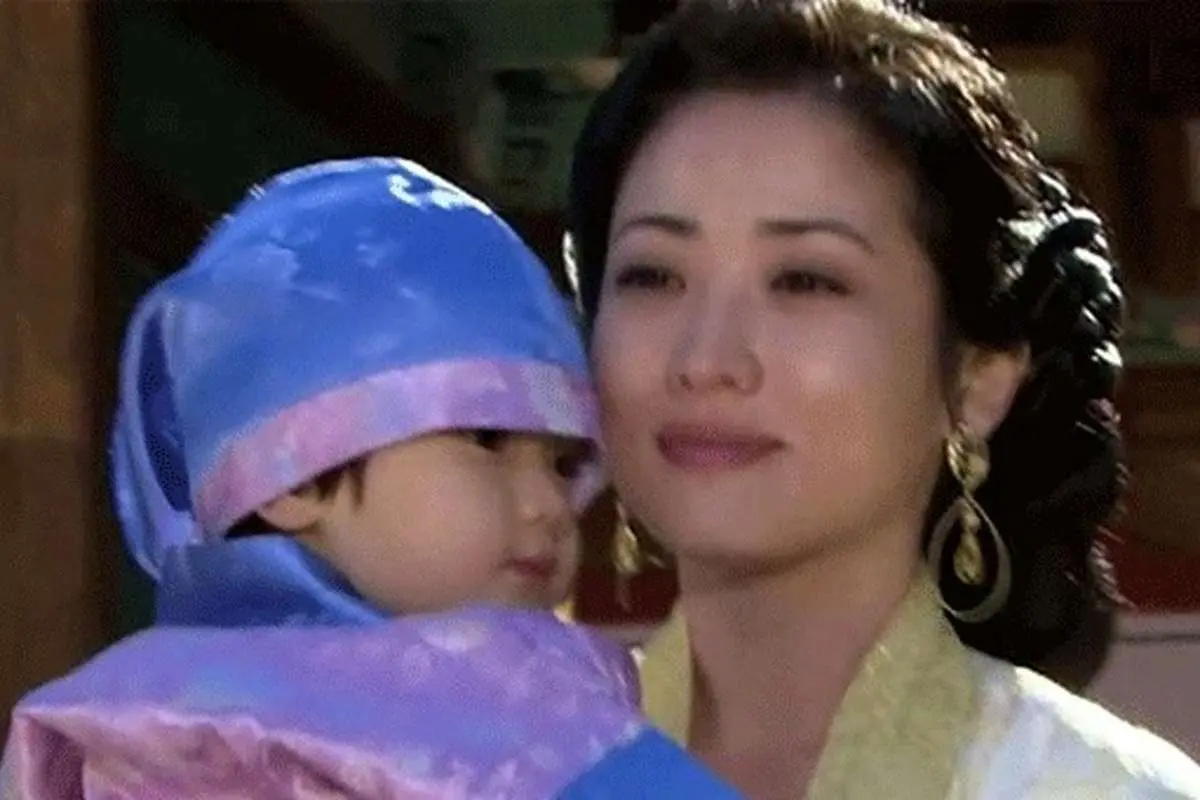 «بانو یئون» (امپراتور بادها) در حال «ترشی انداختن» به همراه «تسو» (سریال جومونگ)