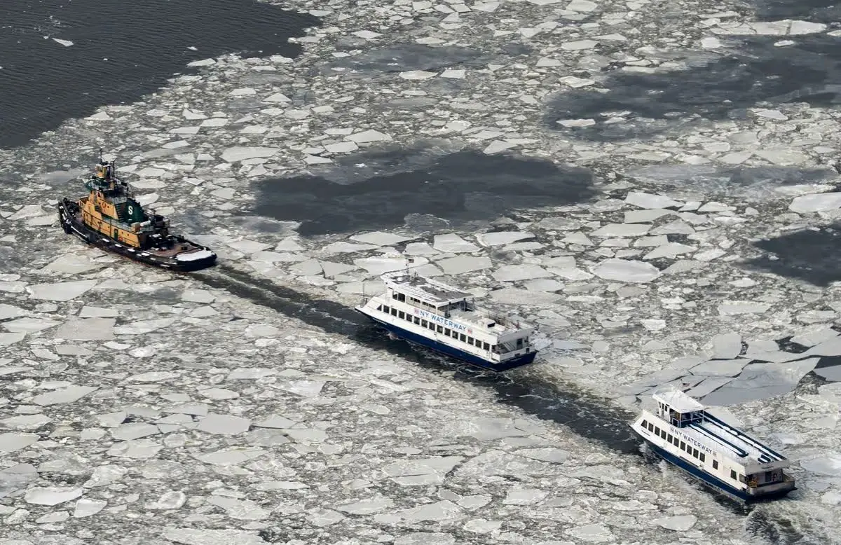 عبور کشتی مسافربری از میان آب‌های یخ‌زده نیویورک