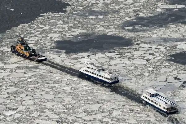 عبور کشتی مسافربری از میان آب‌های یخ‌زده نیویورک