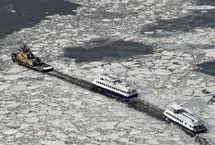 عبور کشتی مسافربری از میان آب‌های یخ‌زده نیویورک