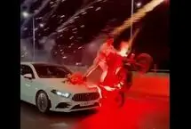 تک‌چرخ و آتش‌بازی موتورسوار کنار ماشین عروس