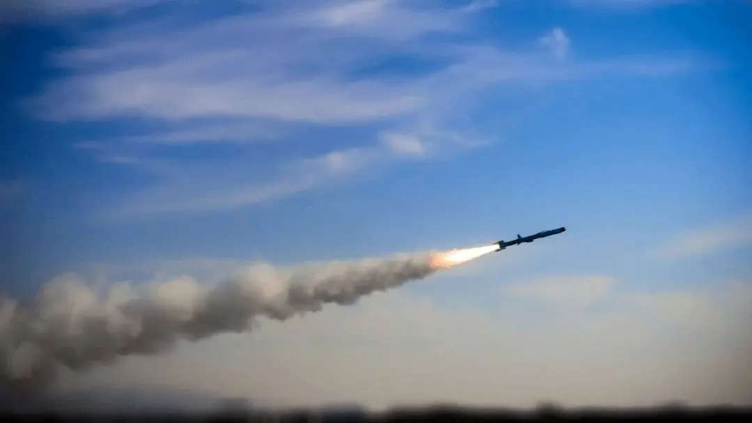 لحظه اصابت و شلیک موشک‌های بالستیک و کروز بردِ بلند در رزمایش نیروی دریایی سپاه