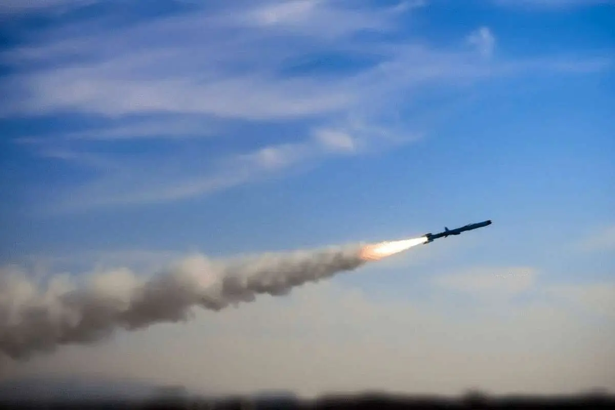 لحظه اصابت و شلیک موشک‌های بالستیک و کروز بردِ بلند در رزمایش نیروی دریایی سپاه