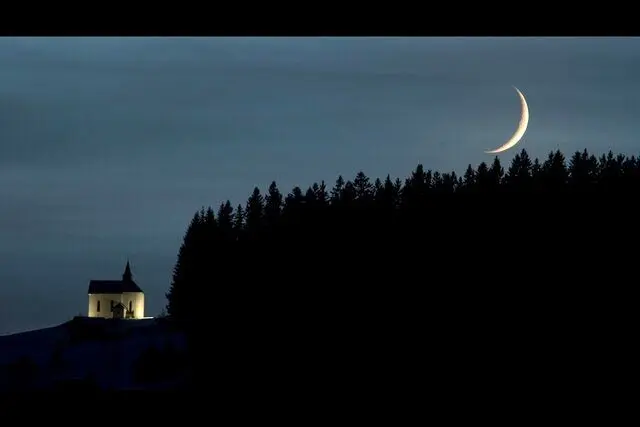 عکس روز ناسا: هلال ماه در حال بازی با یک کلیسای کوهستانی