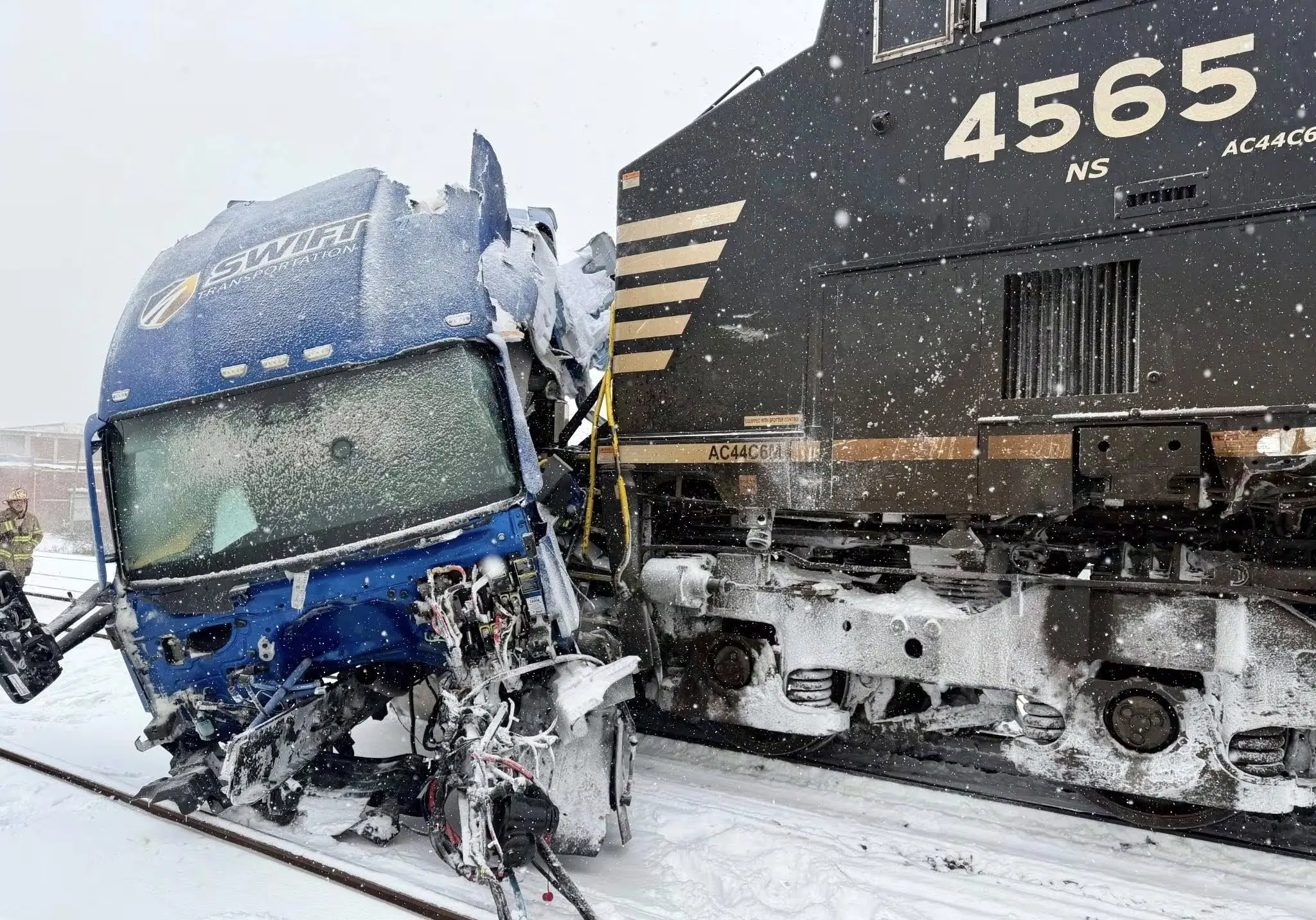 برخورد قطار با کامیون گرفتار در ریل 