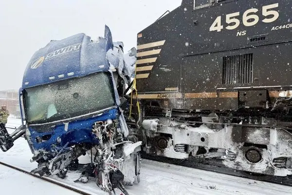 برخورد قطار با کامیون گرفتار در ریل 